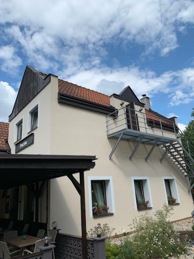 Penzion & Restaurace U Vily Sezimovo Usti Exterior foto